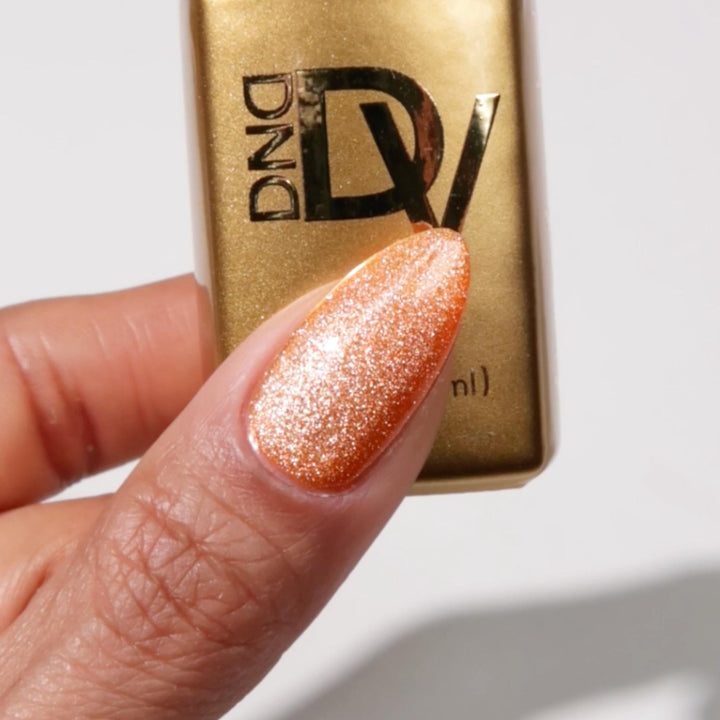 DND DIVA 9D Cat Eye Candy #21 - Button Nose